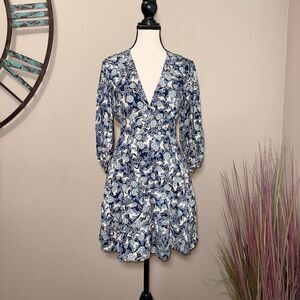 Reiss Size 2 NWT Blue floral Print 3/4 Sleeve Lined PLunged Neck